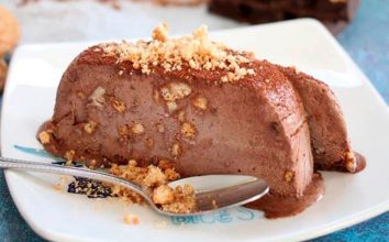 Acıbadem kurabiyeli ve bitter çikolatalı semifreddo