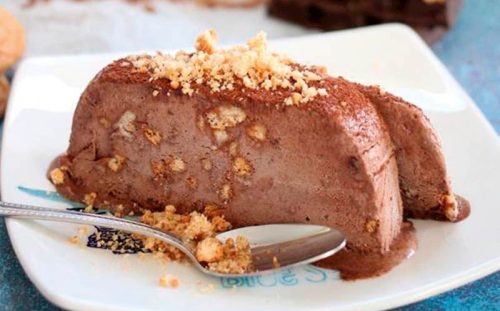 Acıbadem kurabiyeli ve bitter çikolatalı semifreddo