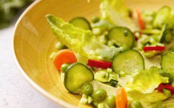 Avokado püreli bahar salatası