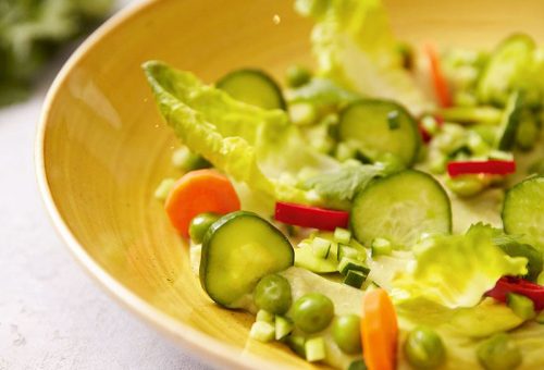 Avokado püreli bahar salatası