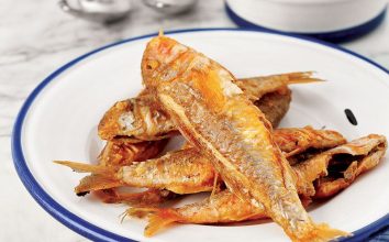 Barbun kızartma (Renkli salata ile birlikte)