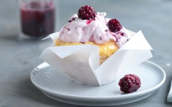 BÖĞÜRTLENLİ VE LİMONLU KÜÇÜK PAVLOVALAR