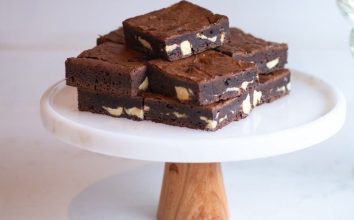 Çikolata Tutkunlarına: Beyaz Çikolatalı Brownie Tarifi