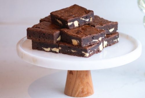 Çikolata Tutkunlarına: Beyaz Çikolatalı Brownie Tarifi
