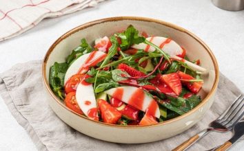 Çilek Soslu Roka Salatası