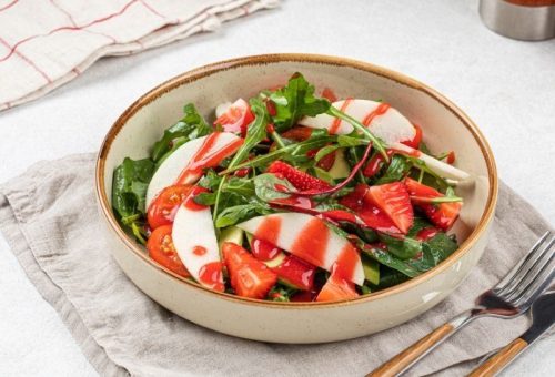 Çilek Soslu Roka Salatası