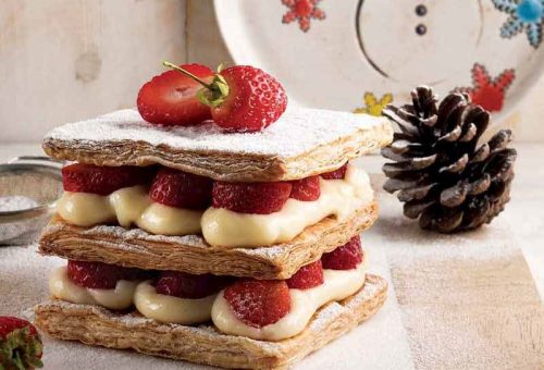 Çilekli milföy pasta