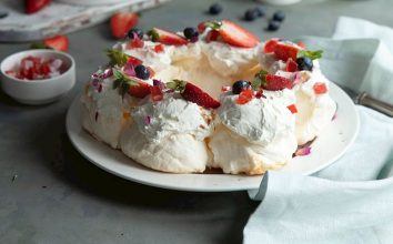 ÇİLEKLİ VE GÜL LOKUMLU PAVLOVA ÇELENGİ