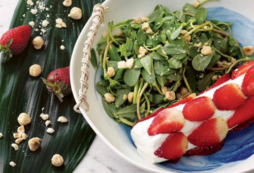 Çilekli ve keçi peynirli semizotu salatası