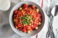 DOMATES SOSLU BULGUR KÖFTESİ