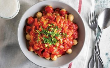 DOMATES SOSLU BULGUR KÖFTESİ