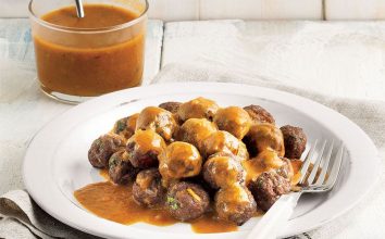 DOMATES VE FESLEĞEN SOSLU KÖFTE TOPLARI