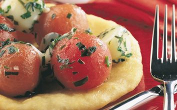 Domatesli küçük börek