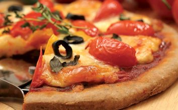 Domatesli ve mozzarella peynirli pizza