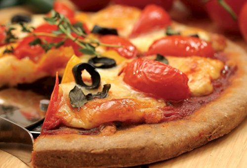 Domatesli ve mozzarella peynirli pizza