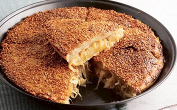 GİRİT’TEN SOĞANLI SUSAMLI BÖREK