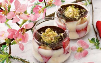 İki renkli çilekli mousse