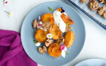 Ilık kayısılar, ballı süzme yoğurt ile