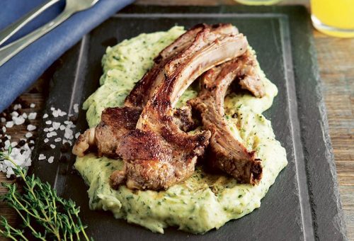 Ispanaklı patates püresi yatağında kuzu pirzola