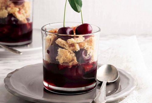 KAVANOZDA VİŞNELİ CRUMBLE