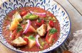 Kırmızı domatesli panzanella salatası