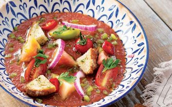 Kırmızı domatesli panzanella salatası