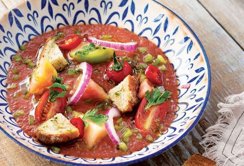 Kırmızı domatesli panzanella salatası