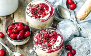 Kızılcık marmelatlı uydurma tiramisu (Veya mascarponelu muhallebi)