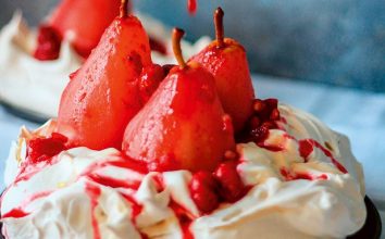 Kızılcık sosunda poşe armutlu pavlova