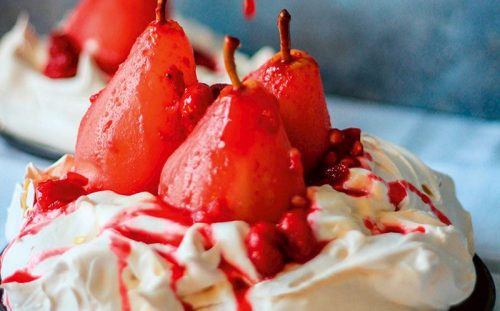 Kızılcık sosunda poşe armutlu pavlova