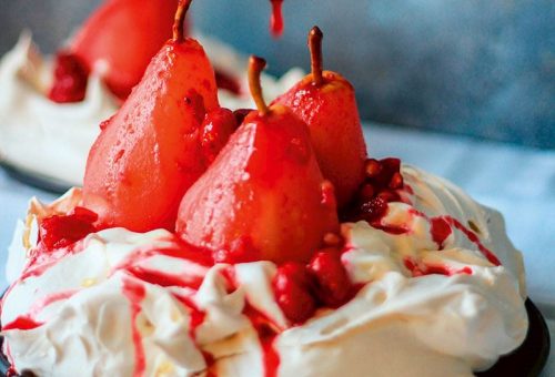 Kızılcık sosunda poşe armutlu pavlova