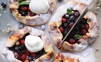 Kızılcık Ve Yaban Mersinli Galette