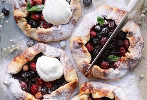 Kızılcık Ve Yaban Mersinli Galette