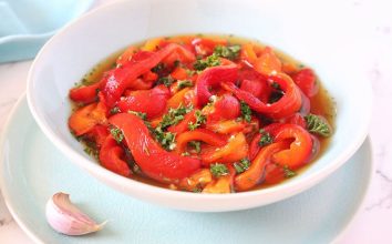 Közlenmiş Kırmızı Biber Salatası