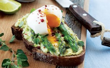 Kuşkonmaz, avokado ve yumurtalı açık sandviç