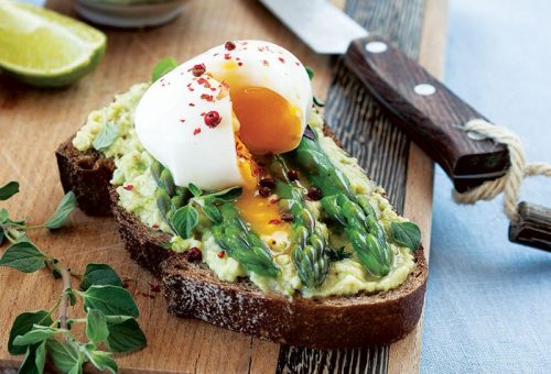 Kuşkonmaz, avokado ve yumurtalı açık sandviç