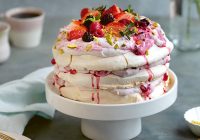 ORMAN MEYVELİ VE ANTEP FISTIKLI PAVLOVA