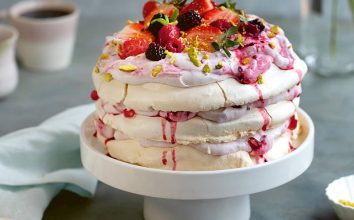 ORMAN MEYVELİ VE ANTEP FISTIKLI PAVLOVA