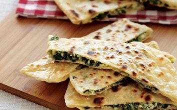 Otlu, ıspanaklı ve lor peynirli gözleme