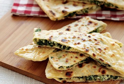 Otlu, ıspanaklı ve lor peynirli gözleme