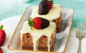 PEMBE, BEYAZ ÇİLEKLİ PASTA