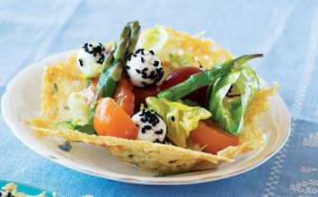 Peynir kasesinde bahar salatası