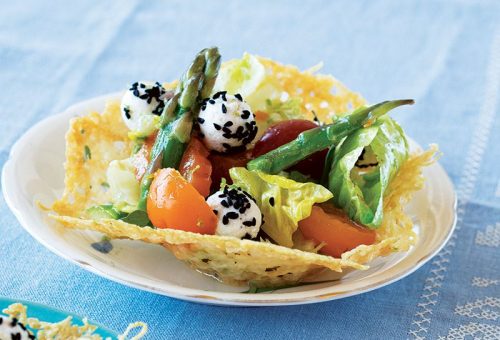 Peynir kasesinde bahar salatası