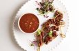 Satay sos eşliğinde biftek şiş