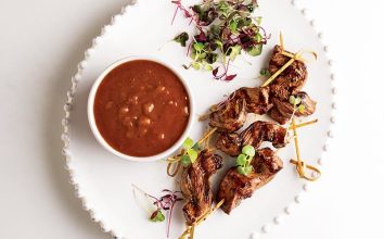 Satay sos eşliğinde biftek şiş