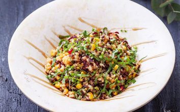 Tam tahıllı ve nar ekşili salata