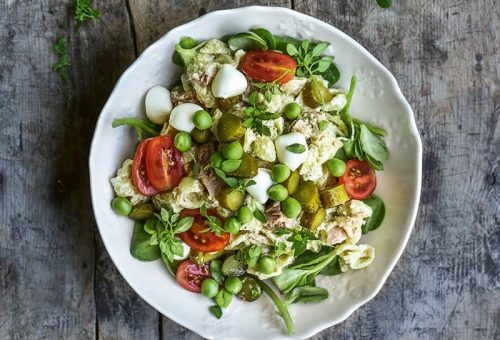 Ton balıklı makarna salatası