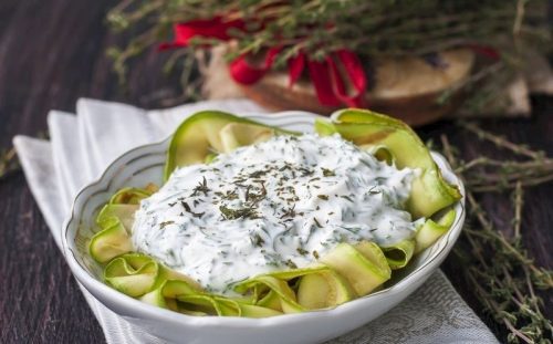 Yazın Ferahlatıcı Ve Nefis Lezzetlerinden: Dereotlu Şehriyeli Kabak Salatası Tanımı