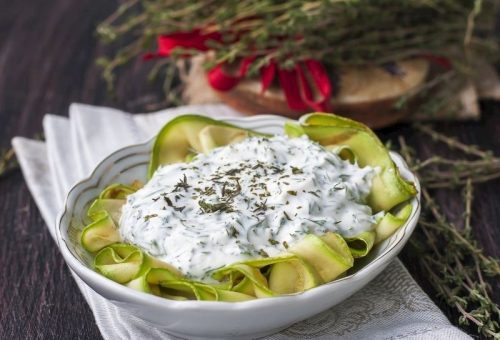 Yazın Ferahlatıcı Ve Nefis Lezzetlerinden: Dereotlu Şehriyeli Kabak Salatası Tanımı