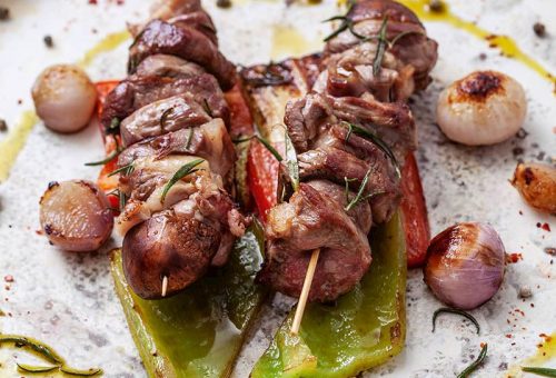 Yedi bölge baharatlı kuzu şiş, zerzevat ızgara ile